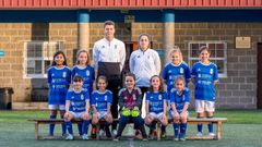 Miguel M�ndez, junto a Isina, con el equipo benjam�n al que entren� en la 18/19