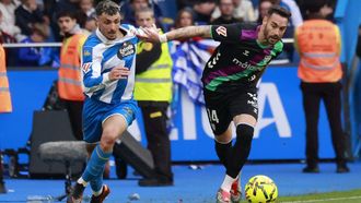 Ximo, perseguido por el visitante V�ctor en un lance del partido contra el M�laga