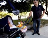 Carlos Blanco y el peque�o Carlitos, ayer en el barrio de Campolongo, de Pontevedra.