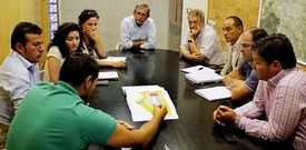 T�cnicos, responsables municipales y representantes de la UTE, ayer, en la casa consistorial. 