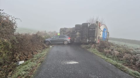 El cami�n qued� volcado sobre un lateral ocupando la carretera y un veh�culo con cuatro j�venes que circulaba detr�s choc� contra �l despacio