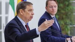 El ministro de Agricultura, Luis Planas, y el comisario europeo de Salud y Bienestar de los Animales, Oliv�r V�rhelyi,�en rueda de prensa