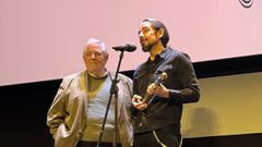 Luis Miguel Rosales recoge el galard�n de manos de Mario Dorminsky, director de Fantasporto