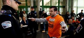 Decenas de personas obligaron ayer al alcalde de Nigr�n a suspender la sesi�n plenaria.