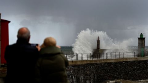 Temporal y oleaje en el faro de Viavelez
