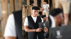 Uno de los futbolistas indonesios vestido de carroceiro durante su visita a los trabajos de montaje de los carros del Foli�n de Chantada