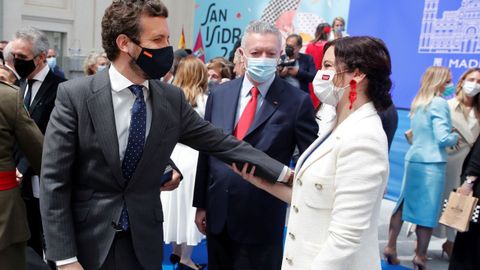 Casado saluda a la presidenta madrile�a en funciones, Isabel D�az Ayuso, en el acto de entrega de las Medallas de Honor, Oro y Plata de la ciudad de Madrid con motivo de la festividad de San Isidro