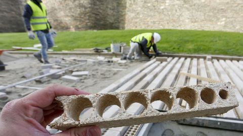 Los separadores de madera se pudrirn y servirn de abono para el csped