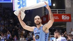 Francis Alonso espolea al p�blico del Pazo en el partido ante el Baskonia.
