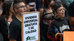 Asistentes a la concentraci�n organizada por el sindicato de inquilinas que ha tenido lugar este lunes en el centro de Oviedo