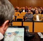 Una treintena de personas asistieron al acto del PSOE.