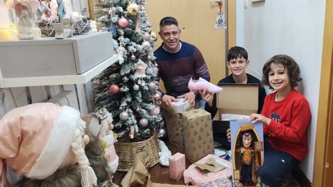 Iker y David, con su padre, abriendo los regalos