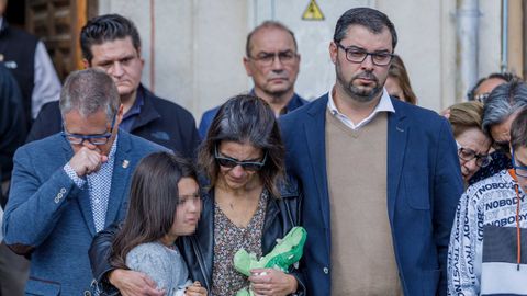 Eugenio Garca, a la derecha, junto a su pareja y su hija Elsa, en el acto de homenaje a Olivia en Torrecaballeros