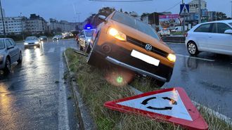 Veh�culo que qued� subido encima de la mediana de la avenida Nicasio P�rez.