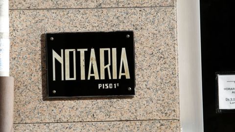 Imagen de archivo de la placa de una notar�a en Monforte