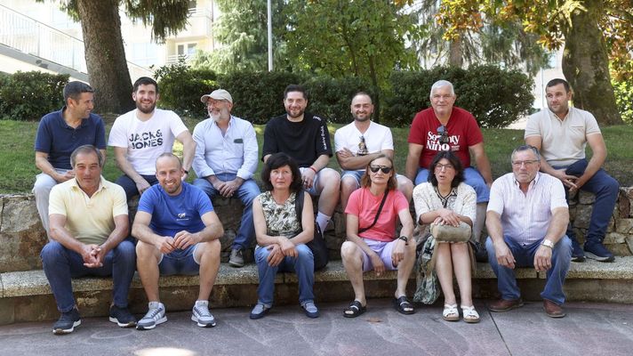 Ganaderos que acudieron ayer al encuentro de Ordes para la presentacin del programa piloto