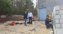El alcalde lalinense inspeccion� las obras que se realizan en el centro social de la parroquia de Muimenta.
