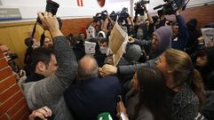 Decenas de j�venes revientan un acto de Felipe Gonz�lez en la universidad