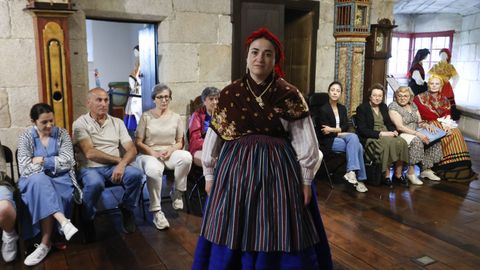 Mostra de traxes tradicionais elaborados pola asociación Espadelas en San Paio de Narla, Friol