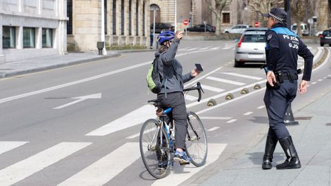 Un agente de la Polic�a Local advierte a una ciclista, en Gij�n