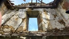 Lo m�s urgente en Cillobre es techar la �nica construcci�n que queda para evitar que siga deterior�ndose y acaben por caer los muros que contin�an en pie. Esta edificaci�n es la base de la torre peque�a, que ya fue rebajada en el siglo XIX y dedicada a habitaciones. 