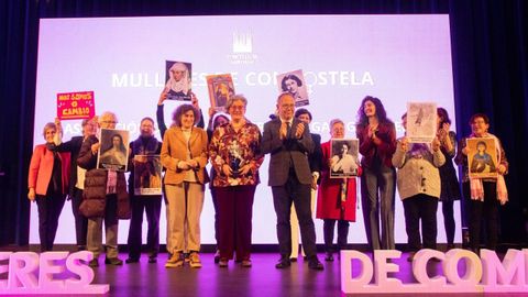 Representantes de la Asociacin de Mulleres Cristis Galegas suben a recoger el premio en el Auditorio de manos del alcalde, Xos Snchez Bugallo, y de la portavoz municipal del BNG, Goretti Sanmartn.