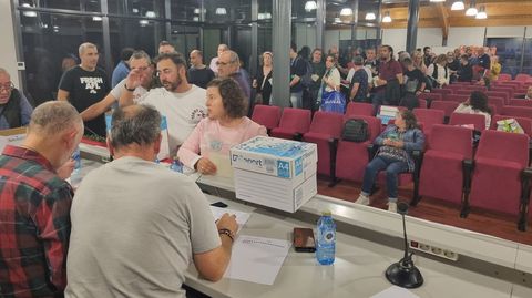 Los afiliados tuvieron que afrontar largas colas para poder votar.