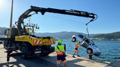 Recuperan coche que cay� al agua en el puerto de Muros