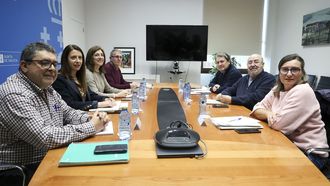 Reunin de las conselleiras de Medio Rural, Mara Jos Gmez, y Medio Ambiente, nxeles Vzquez, conexpertos, en la que se ha decidido aumentar las batidas de jabales en Galicia.