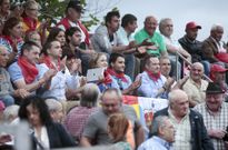 La alcaldesa de Triacastela, centro de la imagen, presidi la corrida de toros. 