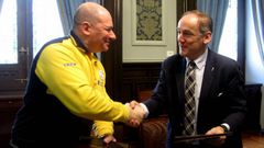 El director de la tienda de Ikea en A Coru�a, Daniel Rivero, con el concejal de Servicios Sociales, Miguel Lorenzo