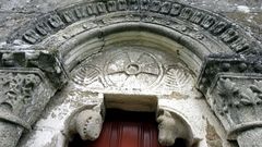 Decoraci�n rom�nica en una puerta de la iglesia de Nogueira de Mi�o, en Chantada