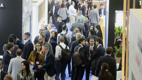 Asistentes a la primera jornada de la feria Conxemar