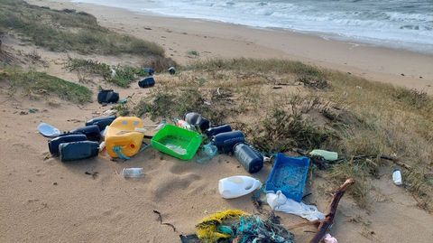 Acumulaci�n de basura y cacharros del pulpo en la playa de A Lanzada, en O Grove, arrastrados por los temporales
