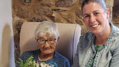 Evangelina Mart�nez, cervense de 102 a�os, recibi� en su domicilio la visita de la alcaldesa, Dolores Garc�a
