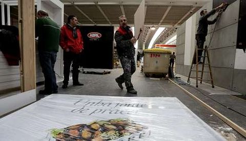 Los operarios iniciaron estos d�as la instalaci�n de los expositores que habr� en el F�rum.