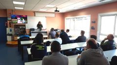 PLAN DE PREVENCI�N EN CARBALLO.  En la parroquia de Carballo ha habido 71 incendios forestales en cinco a�os. Muy localizados: entorno del Monte do Carme, A Colina, cerca de A Revolta... Son muchos, pero muy peque�os: es la parroquia con m�s fuegos, pero de menor superficie. Y figura entre las 35 de Galicia de Alta Intensidade Incendiaria. Y quieren ponerle fin. Ayer hubo una jornada de trabajo en la base de Protecci�n Civil para estudiar el caso, con miembros de la Unidade de Investigaci�n de Incendios Forestal, Distrito Forestal, agentes medioambientales, Protecci�n Civil, Polic�a Local y edil de Seguridade.
