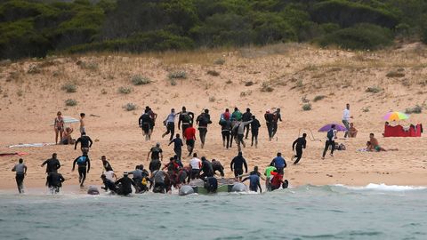 Los ba�istas observan at�nitos el desembarco con sorpresa