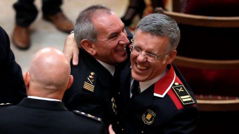 Miquel Esquius, el jefe de los Mossos cesado, abraza a varios polic�as nacionales durante la entrega de despachos de la una nueva promoci�n de la carreja judicial, un acto celebrado en enero del 2019 y presidido por el rey