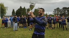 El capit�n del Os Ingleses, recogiendo el trofeo de subcampe�n de la Primeira Galega de rugbi con sus compa�eros de equipo al fondo.