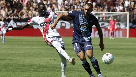 Path� Ciss, con Borja Iglesias, en la visita del Celta al Rayo de la primera vuelta.