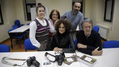 En la imagen, cinco de los siete miembros del grupo Fototertulia
