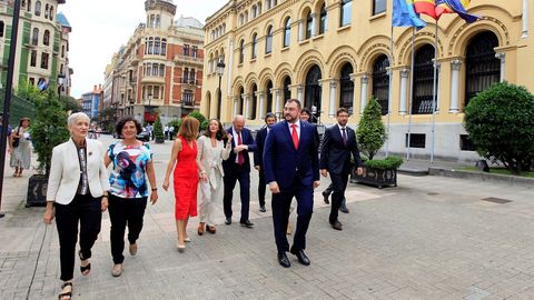 El nuevo presidente del Principado, Adrin Barbn (c), junto a los integrantes de su gabinete