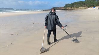 Jon, con su detector de metales, este jueves en la playa de Major, en Sanxenxo