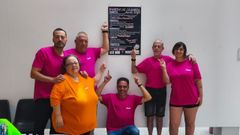 Comisi�n de fiestas de Caranza con la pegada de carteles