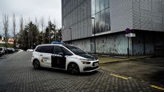 Coche de la Guardia Civil trasladando al juzgado de guardia de Ourense a un detenido.