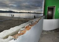 La retirada de la cristalera del acuario generaba anoche extra�os paisajes en la playa. 