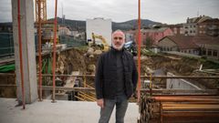 Pablo Barreiro, de Promociones Barreiro P�rez, diante dos traballos do seu edificio de tres portais en Bosque de Desamparados.