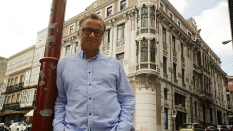 El arquitecto Eduardo Alonso Lois, ante la Casa Romero en cuya rehabilitaci�n trabaj� su estudio EM2