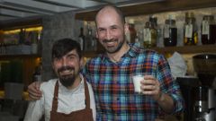 Miguel Arbe Rey (a la derecha), bar m�nager del Ceviche, con Adriano Rodr�guez Somoza,  barman .